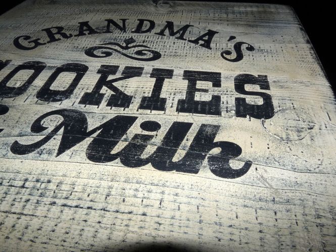 Schrift im Detail: Holzschild "Omas Kekse & Milch" im Shabby Chic Stil